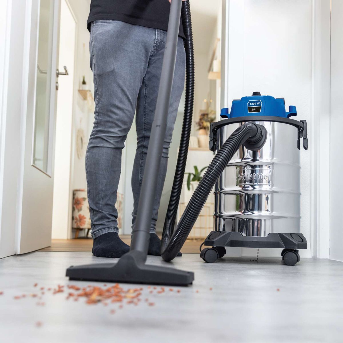 Elektro-Nass-/Trockensauger VC25 von Scheppach mit 1200 Watt Leistung, 25-Liter-Fassungsvermögen und 2 Meter Schlauchlänge, während des Einsatzes mit Fußbodenaufsatz