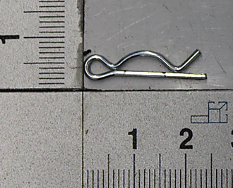 Federstecker Ø1,1x24, Ansicht von der Seite. Der Federstecker ist leicht gebogen und hat eine Länge von etwa 2 cm.
