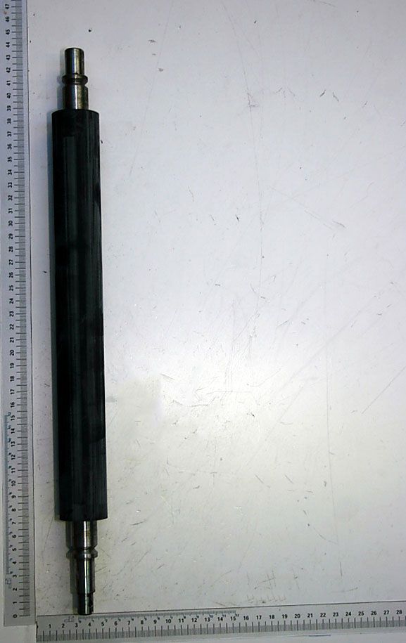Vorschubwalze gummiert, von der Seite betrachtet, Länge ca. 30 cm.