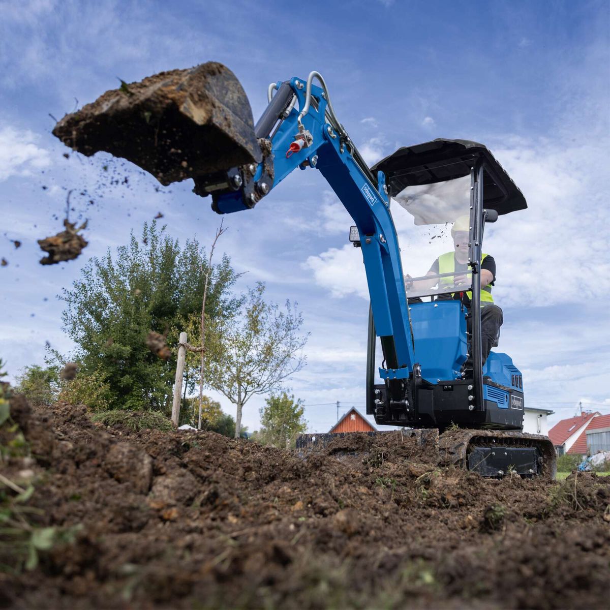 Mini-Bagger mit Hydraulikanschluss und E-Start, Detailansicht mit Arbeitsgerät in Aktion