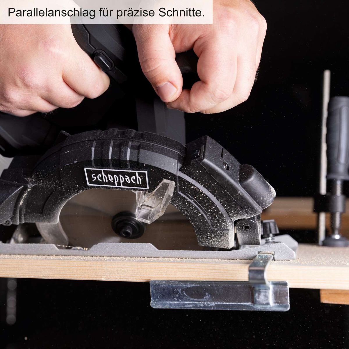Die Scheppach Akku-Handkreissäge C-HKS169BE-X verfügt über einen Parallelanschlag für präzise Schnitte.