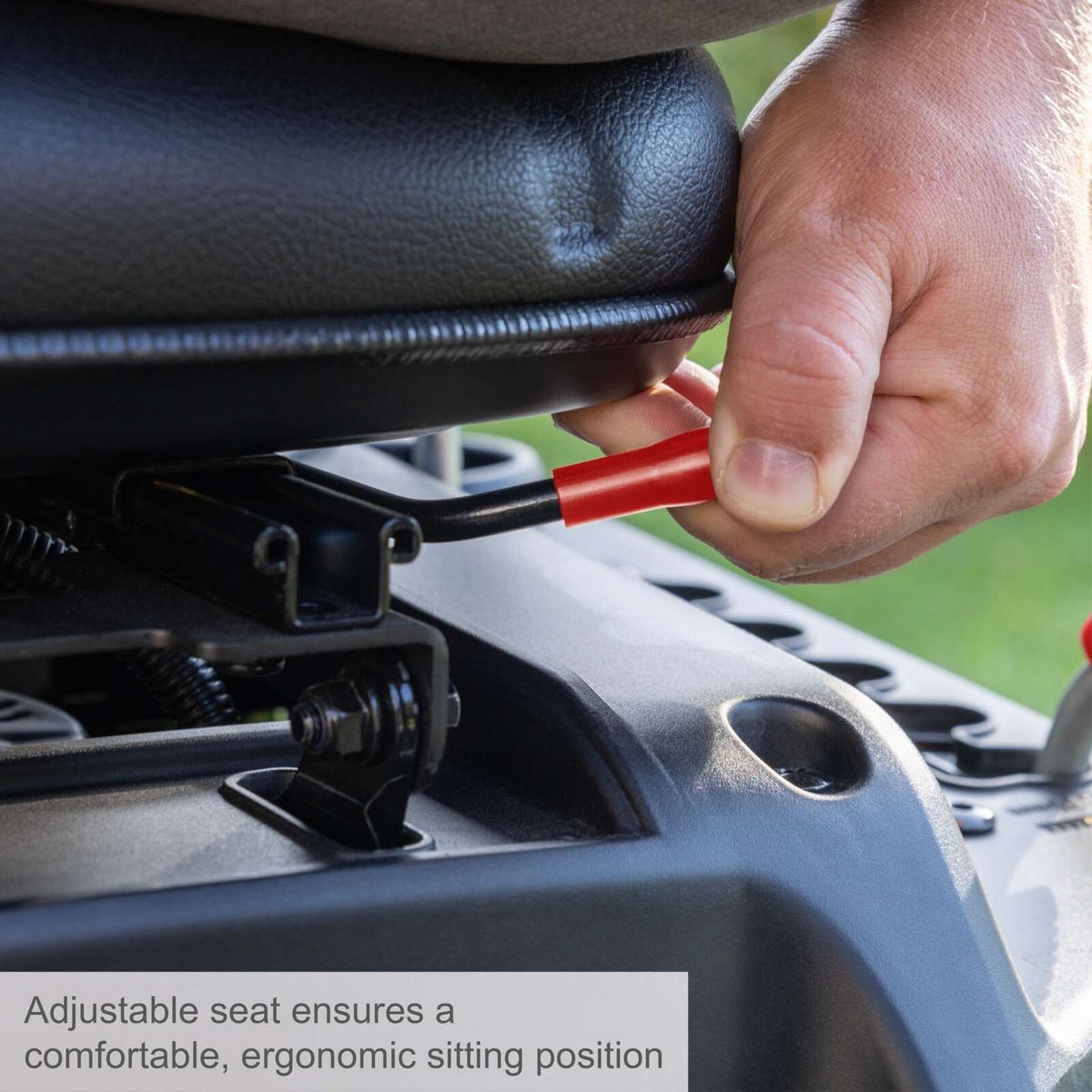 Der verstellbare Sitz sorgt für eine bequeme, ergonomische Sitzposition. Der Scheppach Benzin-Aufsitzrasenmäher MR200-61 bietet eine Schnittbreite von 61 cm und einen 150-Liter-Fangsack für bis zu 2600 m² Rasenfläche.