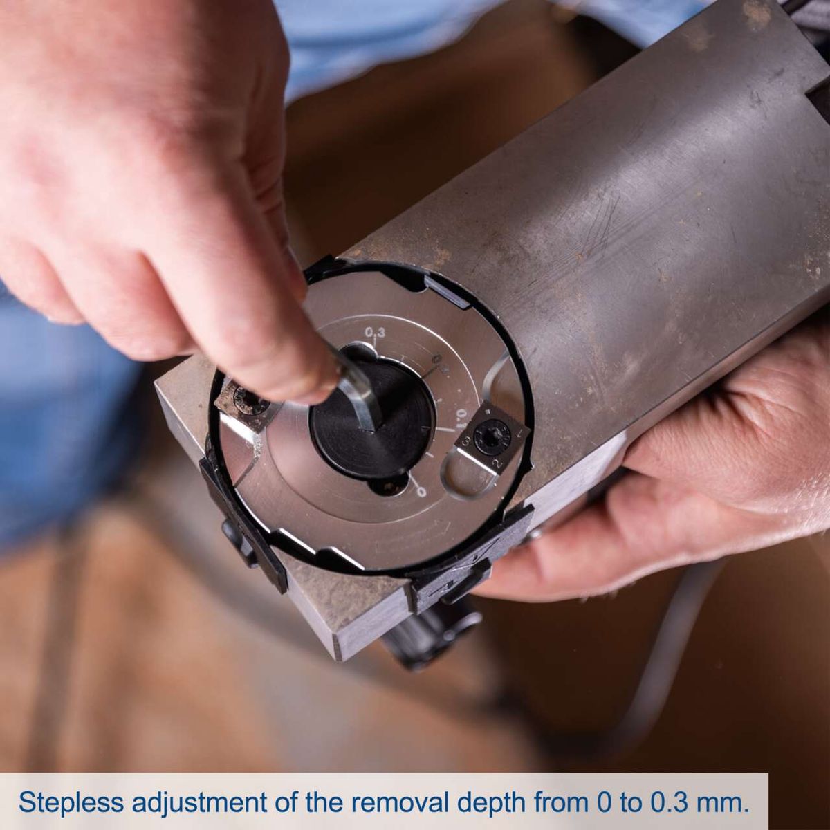 Paint remover LFR720 Scheppach with stepless adjustment of the removal depth from 0 to 0.3 mm and soft grip surface. Includes 4 reversible blades.