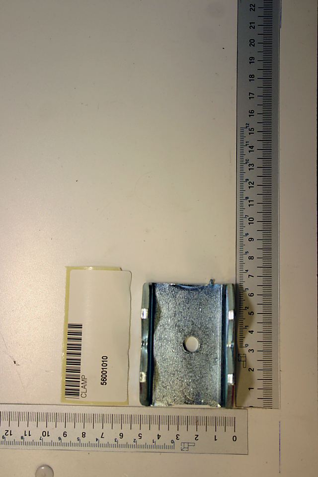 Scheppach Klammer 56001010, Ansicht von vorne, mit Barcode und Produktnummer.