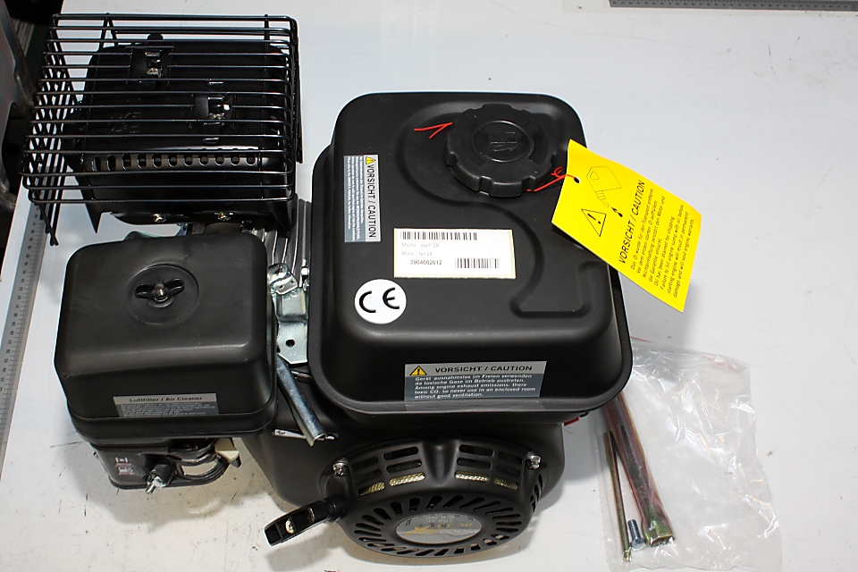 Scheppach-Gasmotor mit Abdeckung und Warnetikett, Teil der Motorensatzkomponente G200F