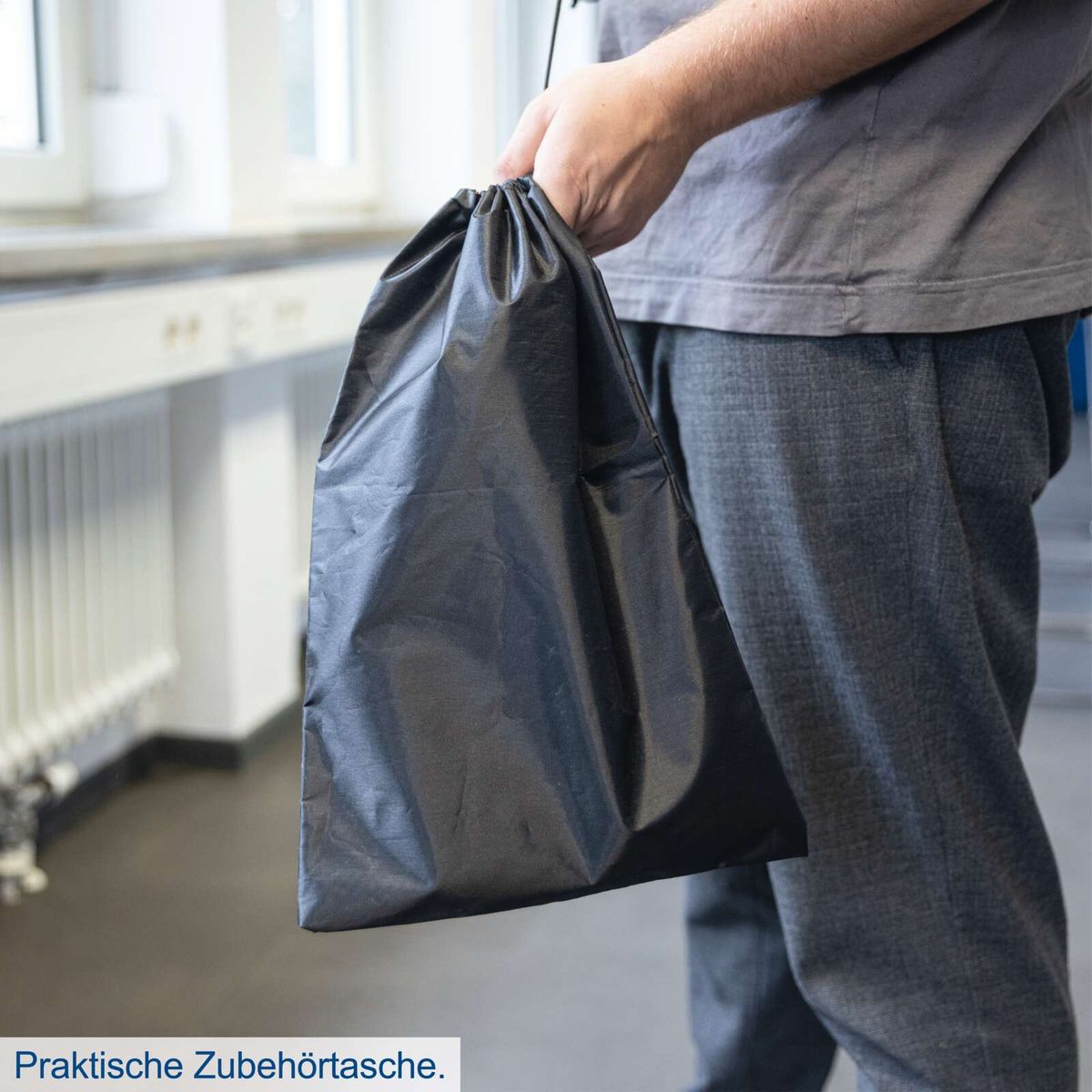 Praktische Zubehörtasche für den Elektro Nass-/Trockensauger VC30 Premium Scheppach. Die Tasche ist ideal zum Aufbewahren von Zubehörteilen und zum einfachen Transport.