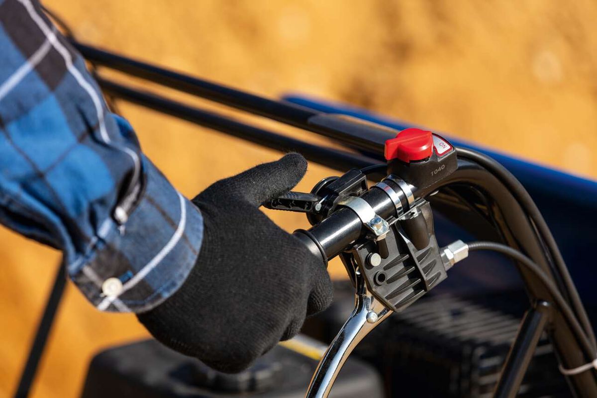 Handgriff eines Scheppach-Dumper-Modells mit ergonomischem Griff und Steuerhebel