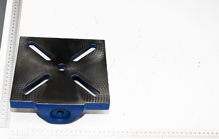 Tischplatte von Scheppach, von oben fotografiert, mit Millimeterskala zum Größenvergleich.