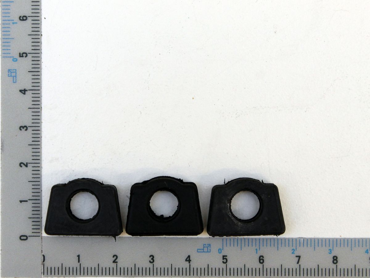 Drei Gummidämpfer aus Kunststoff mit zentralem Loch für mechanische Komponenten