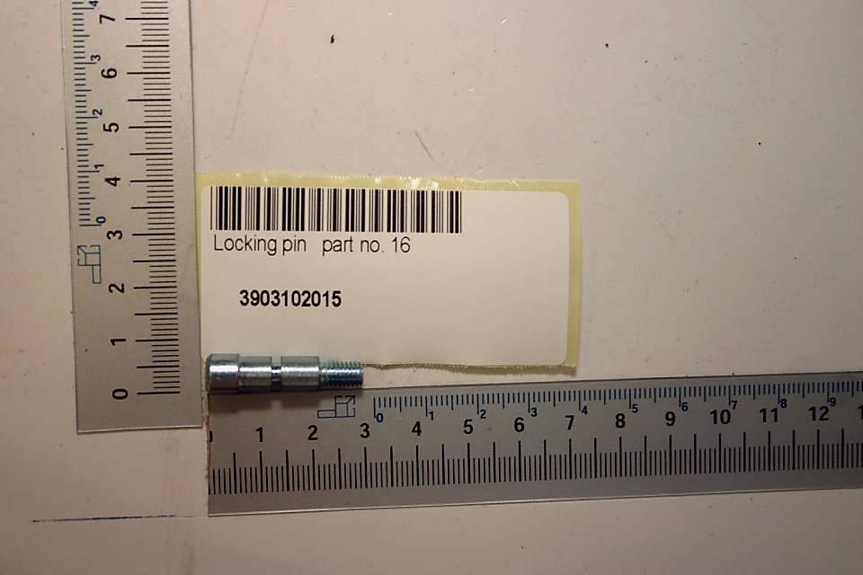 Sicherungsstift (Teilnummer 16) mit Beschriftung und Barcode