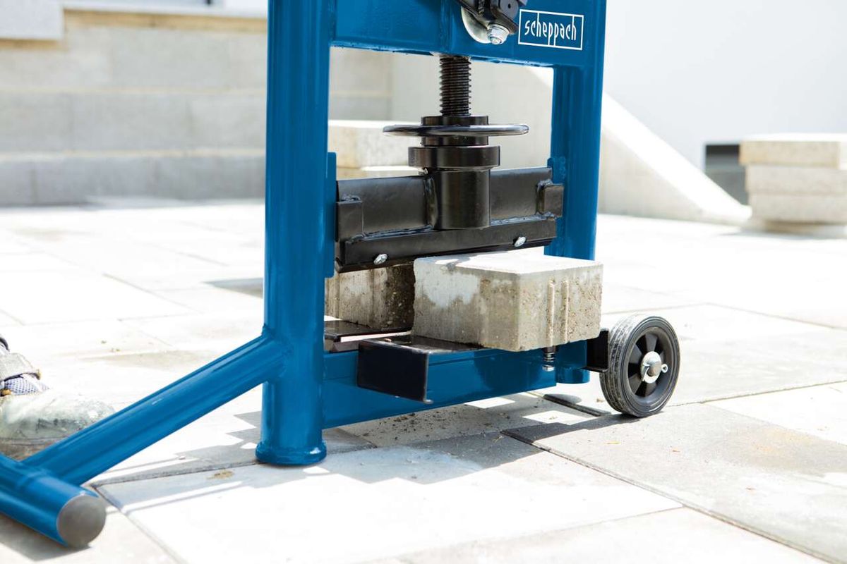 Steinknacker HSC130 von Scheppach, seitliche Ansicht mit Details der Mechanik und Basisplatte.