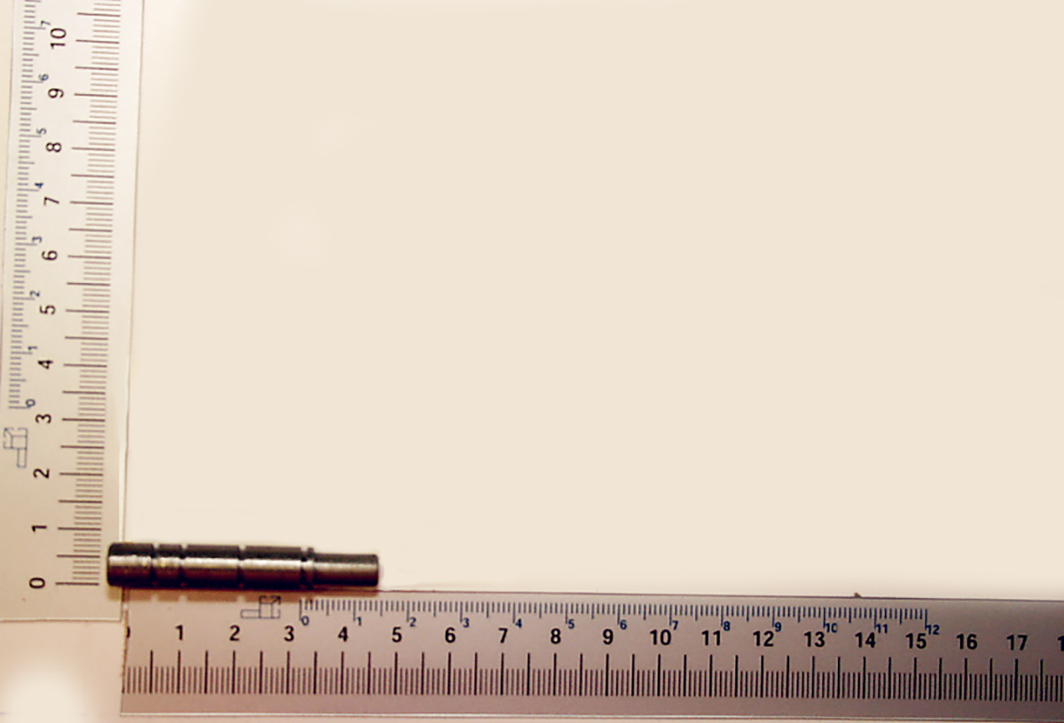 Scheppach-Messskala mit Messobjekt auf weißem Hintergrund