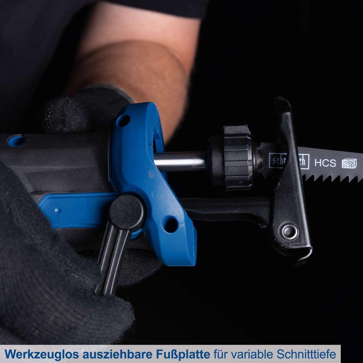 Werkzeuglos ausziehbare Fußplatte für variable Schnittiefe bei der Akku-Säbelsäge BC-RS250-X von Scheppach.