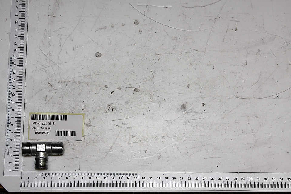 T-Stück 1x 3/8" / 2x M18x1,5 Gewinde von Scheppach. Das Bauteil wird von oben gezeigt.