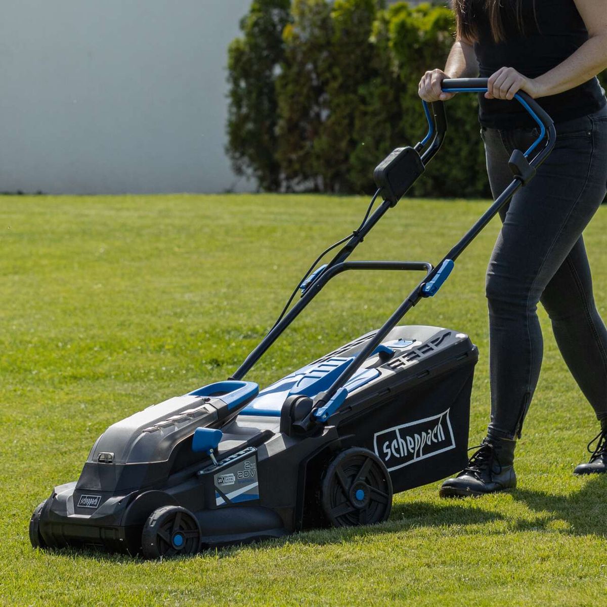 Scheppach Akku-Rasenmäher BC-MP380-X mit Akkuhalterung und Griff für präzises Bedienen