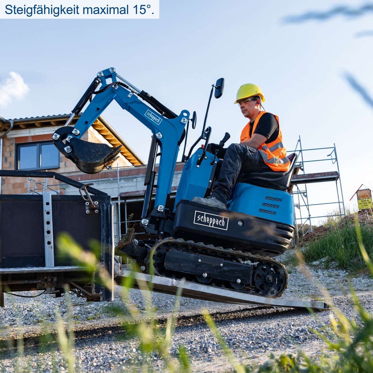 Der Mini-Bagger MB850 von Scheppach hat eine maximale Steigfähigkeit von 15 Grad. Der Bagger ist ideal für den Heimwerkergebrauch und bietet eine kompakte und effiziente Lösung für verschiedene Grabungsarbeiten.
