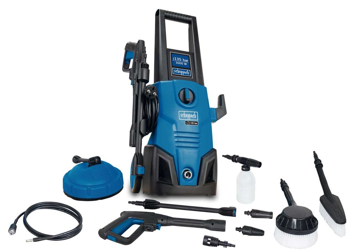 Hochdruckreiniger HCE1600 von Scheppach mit Zubehör. Gezeigt von vorne mit verschiedenen Düsen und Aufsätzen.
