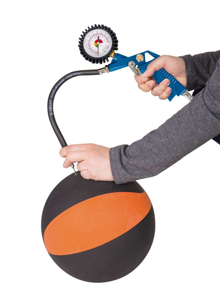 Ein Scheppach-Kompressor wird verwendet, um einen Basketball aufzublasen. Der Kompressor hat einen Druckmesser und einen blauen Griff. Der Ball ist schwarz und orange.