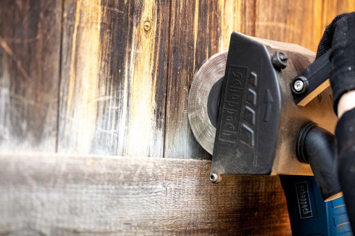 Scheppach Schleiflamellenbürste im Einsatz an einer MRS1300 Satiniermaschine.