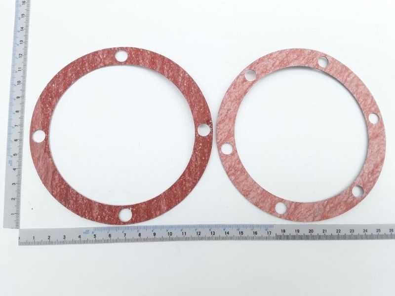 Dichtungsset von Scheppach, zwei Dichtungen mit Löchern, neben einem Lineal zur Größenveranschaulichung.