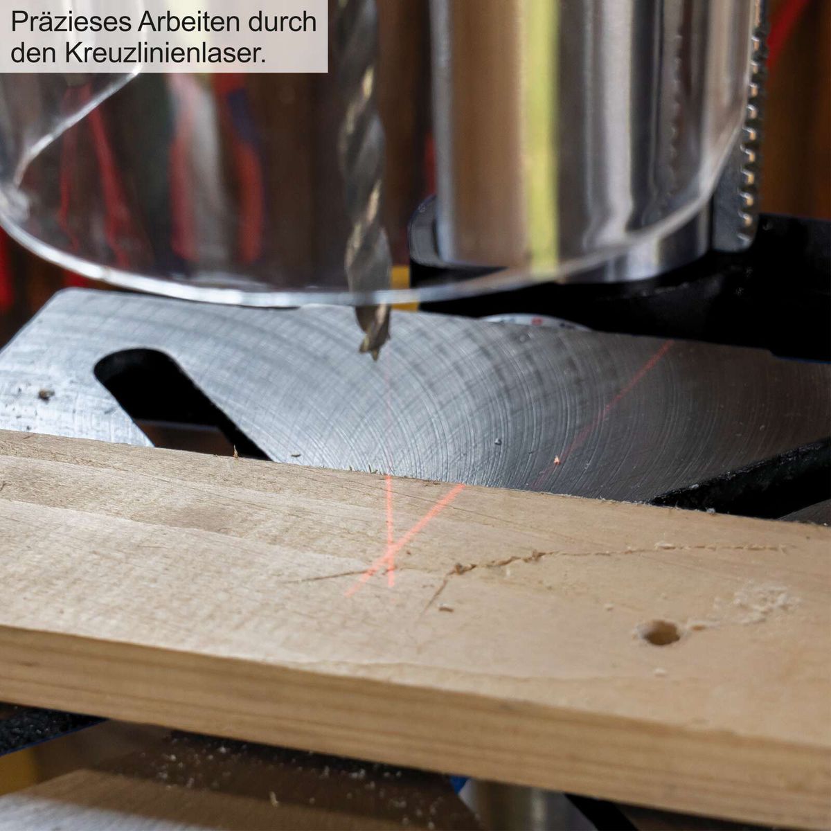 Präzises Arbeiten mit Kreuzlinienlaser auf Scheppach-Bohrmaschine