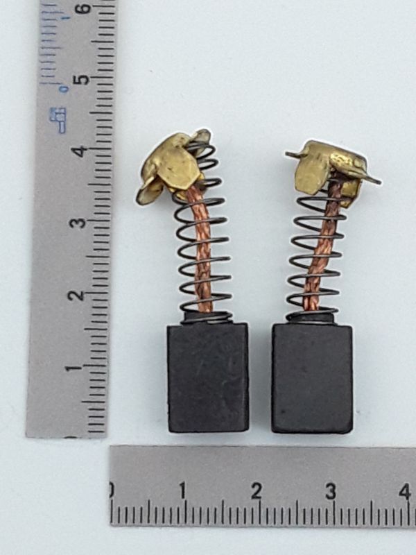 Kohlebürsten (1 Satz = 2 Stück) 14,2x10,8x6,9. Zwei Bürsten mit goldenen Kontakten und schwarzen Basen, daneben ein Lineal zur Größenveranschaulichung.