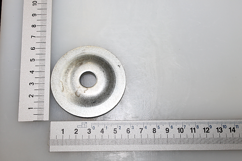 Scheppach-Flansch mit Bohrung, Maßstab für Größenvergleich