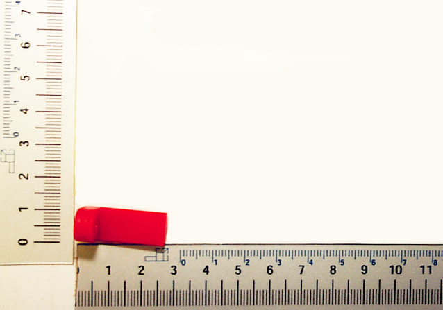 Rotes Messwerkteil auf Messskala mit Skalenmarkierungen