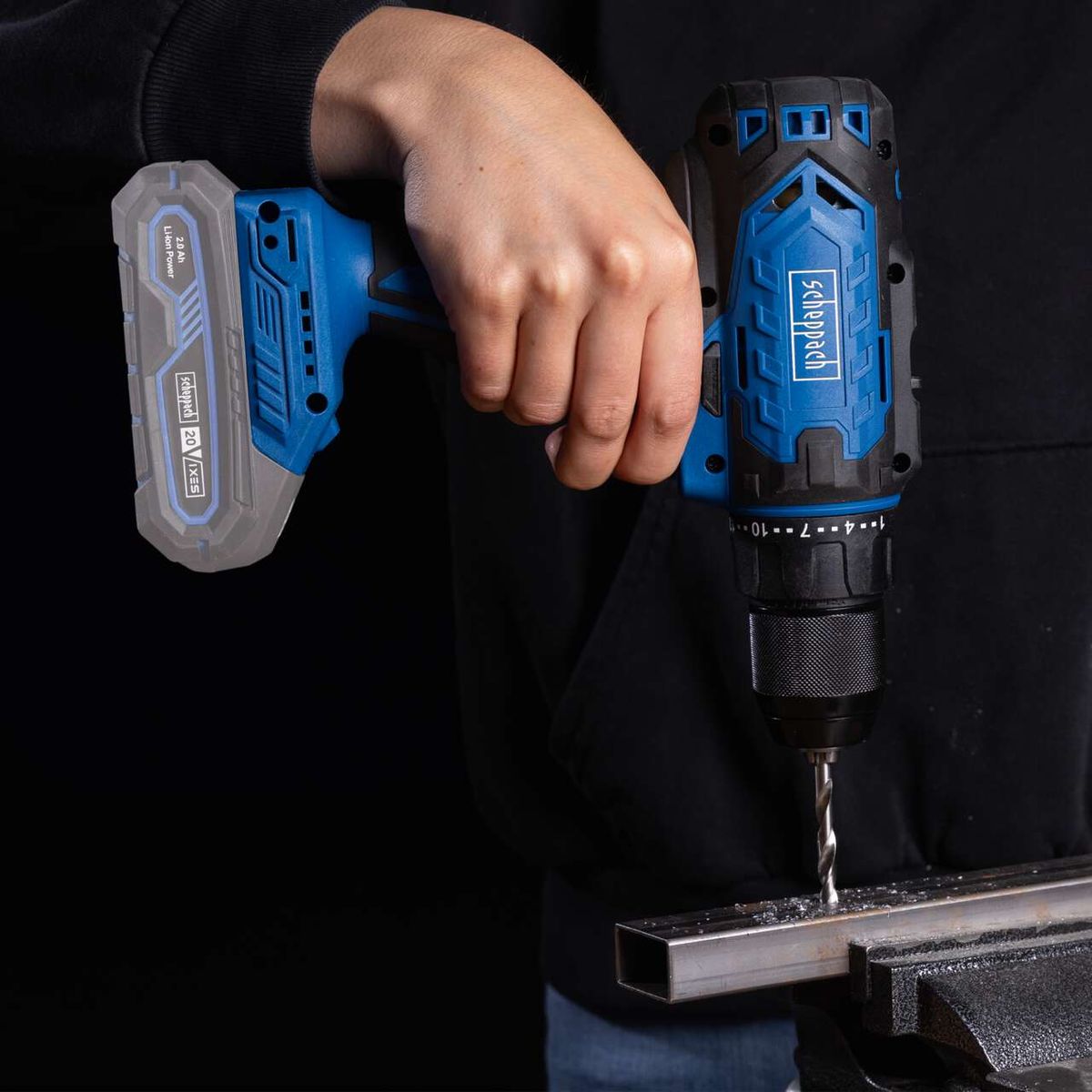 Der Akku-Bohrschrauber C-DD45-X von Scheppach bietet ein Drehmoment von 45 Nm und verfügt über 25+1 Drehmomentstufen. Ausgestattet mit LED-Beleuchtung und einem Gürtelclip für praktischen Transport.