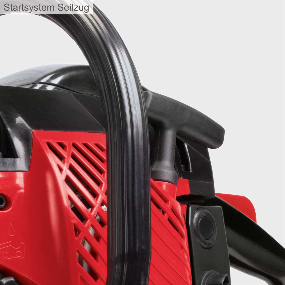 Das Startsystem Seilzug ermöglicht ein einfaches Starten der Motorsäge. Ein Griff mit einem Seilzug ist vorhanden, um den Motor zu starten.