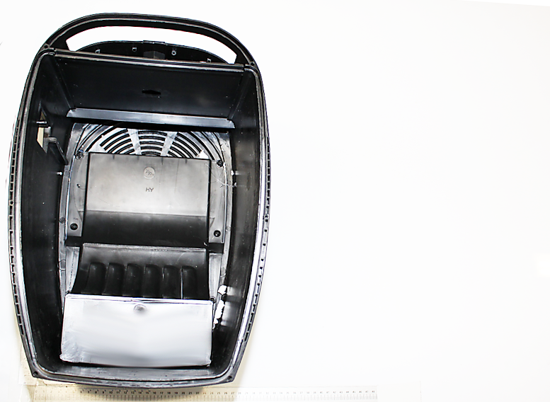 Gehäuse von oben gesehen. Scheppach-Logo sichtbar. Metallplatte mit Rillen und Lüftungsschlitzen.