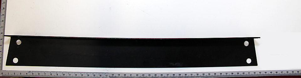 Eine lange Strebe mit drei Löchern, gezeigt von der Seite auf weißem Hintergrund.