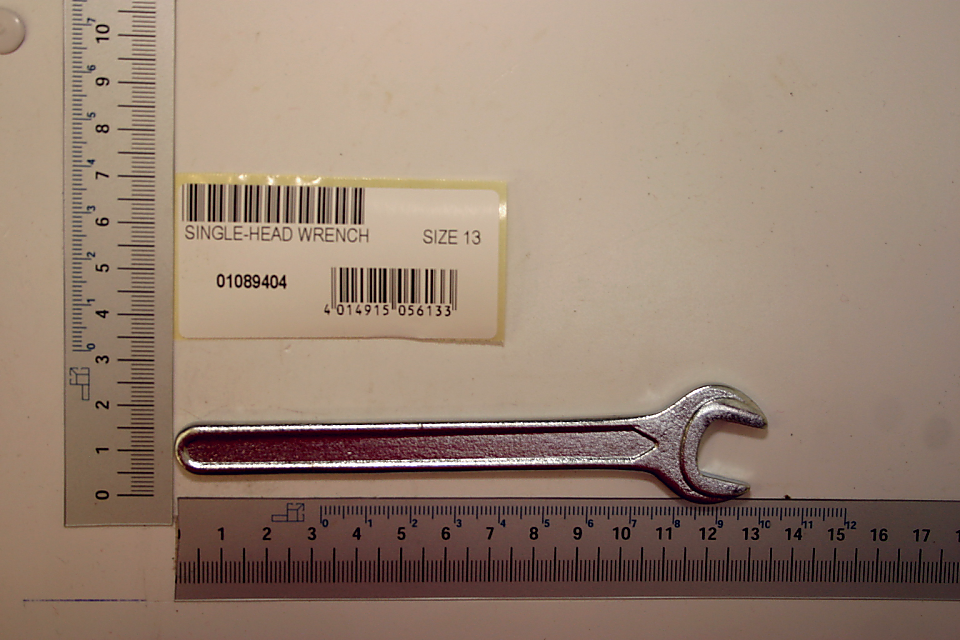 Einmaulschlüssel SW 13 von Scheppach, Artikelnummer 01089404, Größe 13. Der Schlüssel liegt auf einer weißen Fläche neben einem Lineal. Die Vorderseite des Schlüssels zeigt nach links.