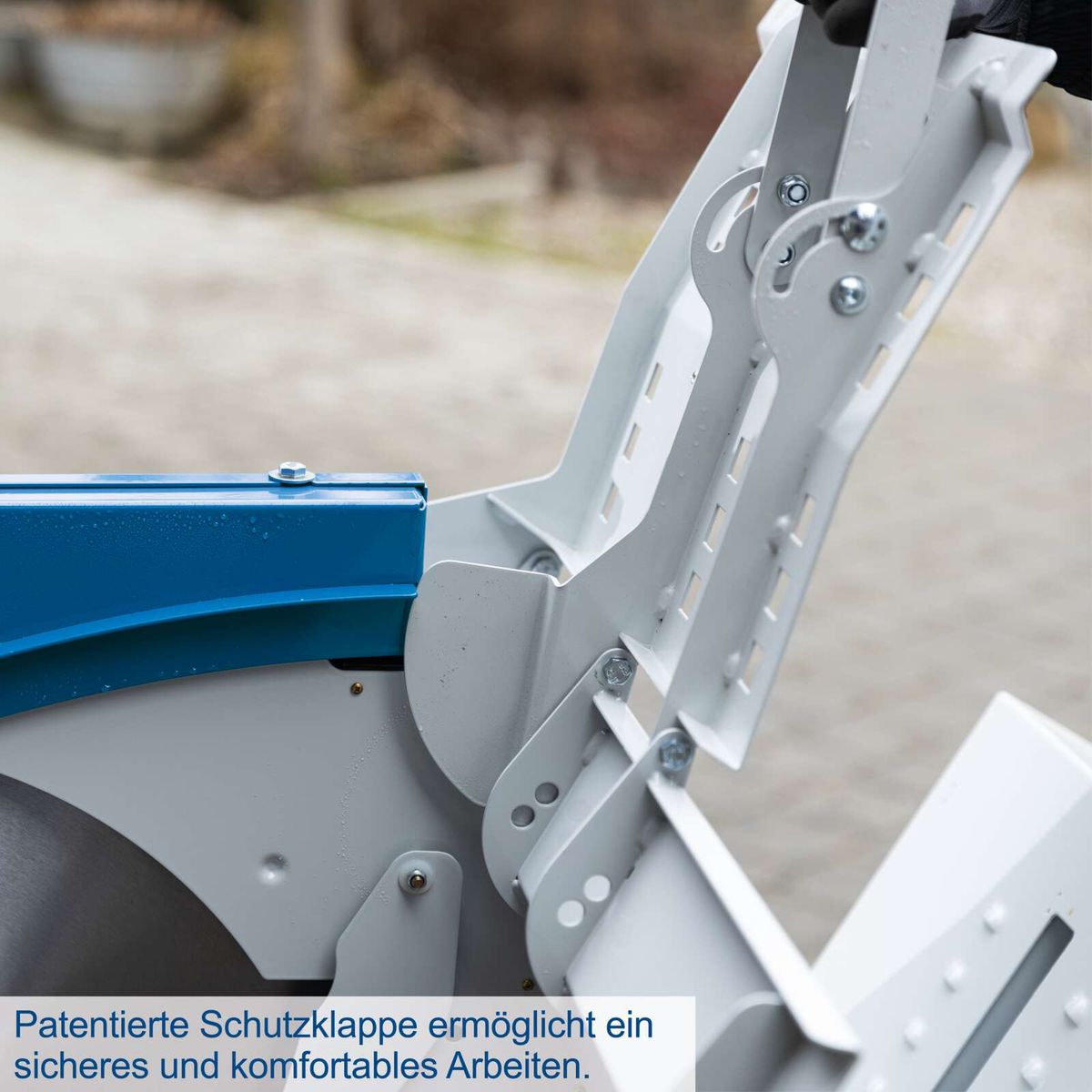 Patentierte Schutzklappe für sicheres und komfortables Arbeiten bei der Wippsäge