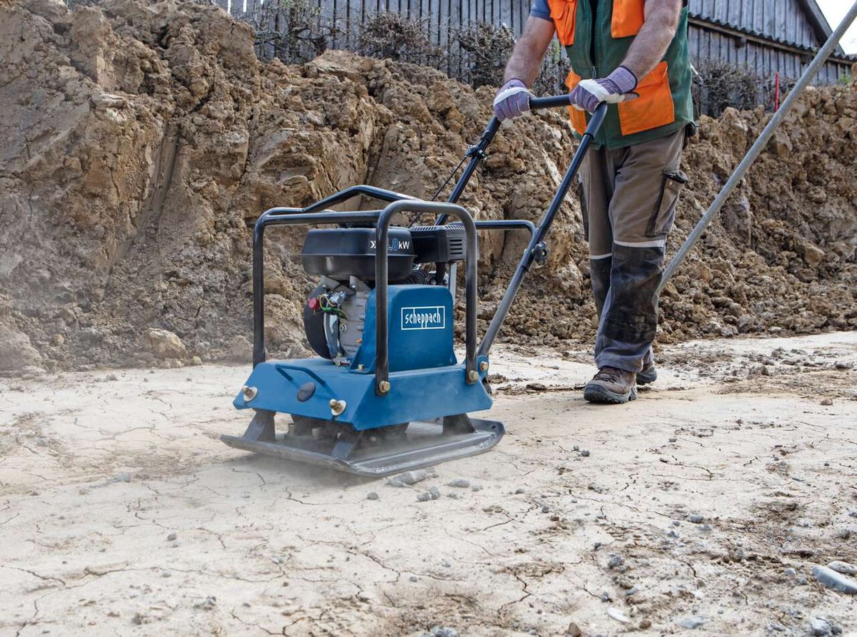 Rüttelplatte HP1800S von Scheppach im Einsatz. Ein Arbeiter bedient die Maschine auf einer Baustelle.