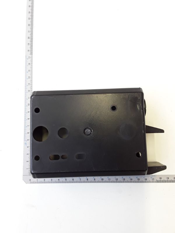 Schaltergehäuse mit Bohrungen und Halterungsfunktion für Schaltgeräte