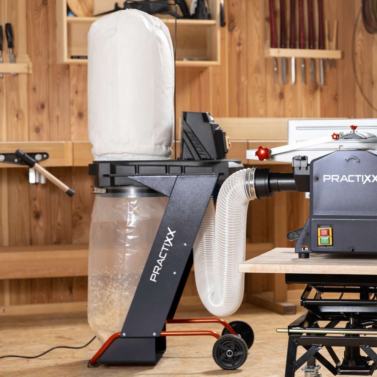 Practixx Absauganlage PX-AS-550 mit 5 Spänesäcken und 4 Adaptern. Die Absauganlage verfügt über einen großen Staubsammelbehälter und einen flexiblen Schlauch für effizientes Absaugen von Spänen und Staub in der Werkstatt.