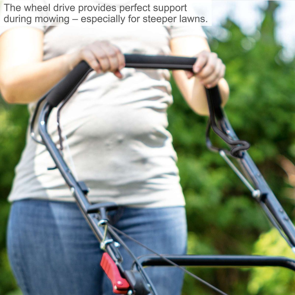 The wheel drive provides perfect support during mowing, especially for steeper lawns.