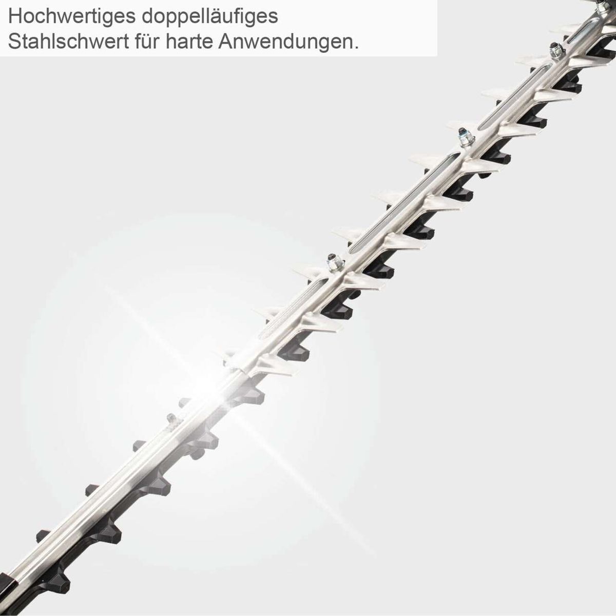 Hochwertiges doppelläufiges Stahlschwert für harte Anwendungen. Ideal für präzises Schneiden von dicken Ästen.