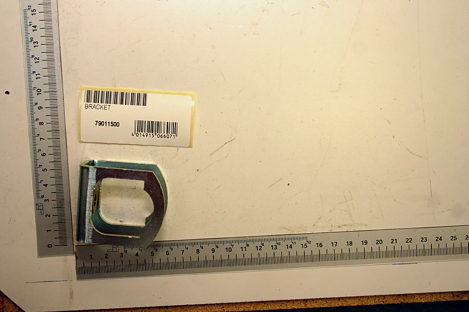 Klemmbügel kpl. (Artikelnummer 79011500) von Scheppach, gezeigt von der Seite neben einem Lineal zur Größenveranschaulichung.