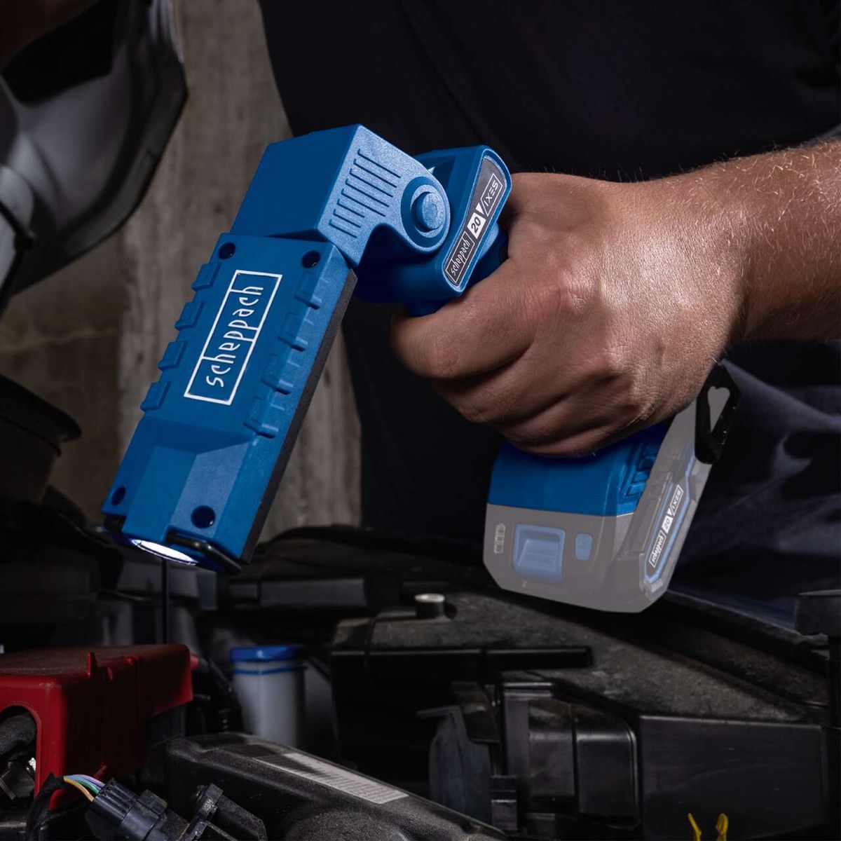 Arbeitsleuchte mit integriertem Lichtfokus für präzise Beleuchtung, Teil der Scheppach C-WL20-X-Batterie-Arbeitsleuchte