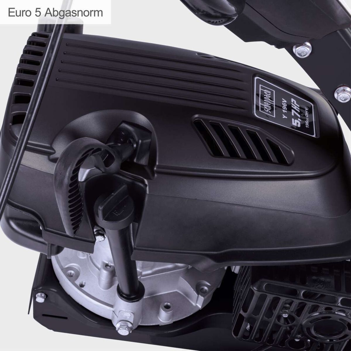 Der Balkenmäher BMS196-88 von Scheppach erfüllt den Euro 5 Abgasnorm. Er hat einen 5-Takt-Motor mit 196 ccm Hubraum und 7 PS Leistung bei 3600 U/min.