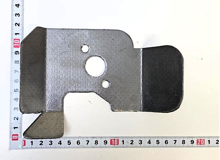 Ein grauer Auspuffdichtung mit zwei Löchern, dargestellt von oben. Die Länge beträgt etwa 20 cm und die Breite etwa 10 cm.