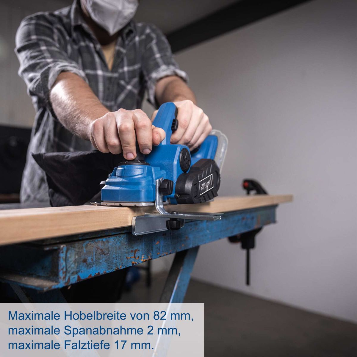 Scheppach Akku-Hobel mit maximaler Hobelbreite von 82 mm, Spanabnahme von 2 mm und Falztiefe von 17 mm.