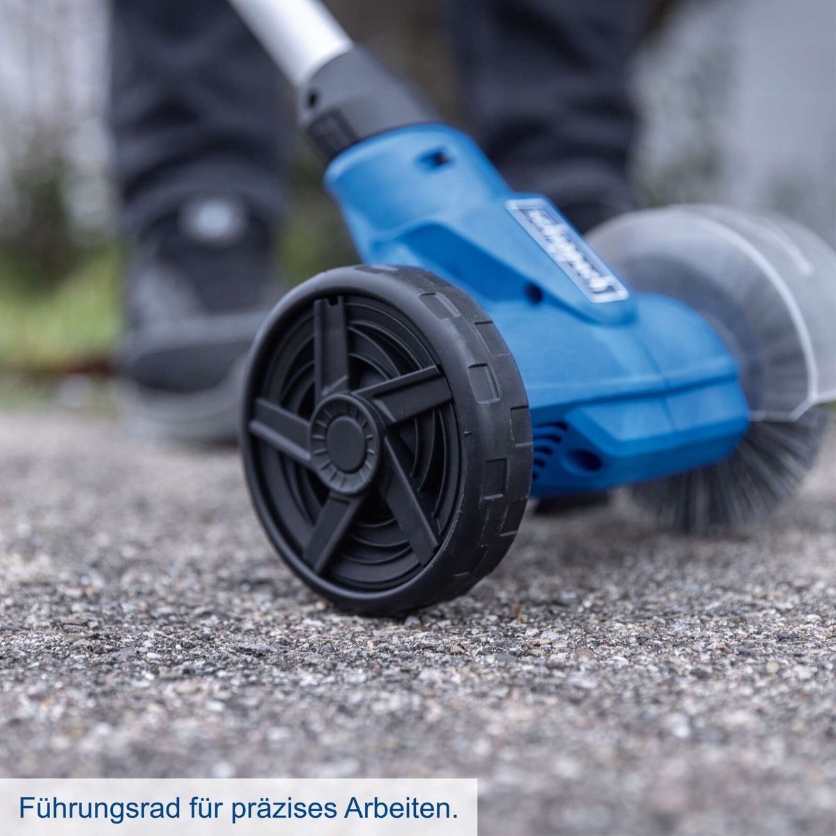 Führungsrad für präzises Arbeiten der Scheppach-Unkrautfugenbürste