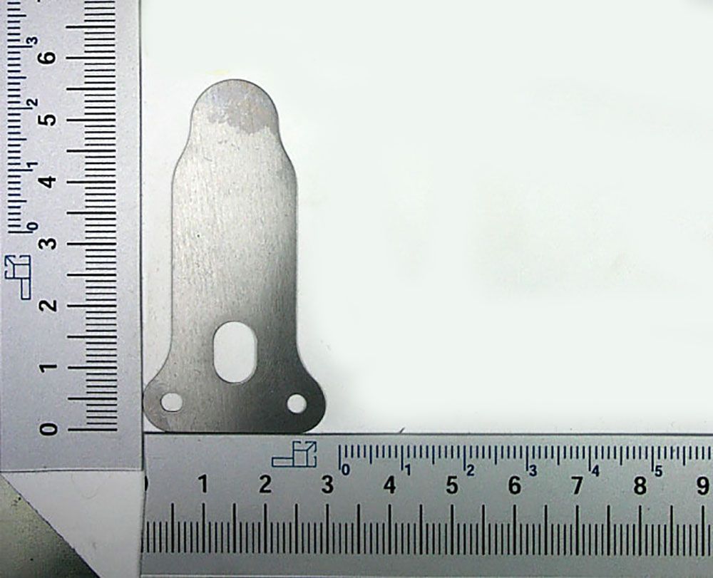 Scheppach-Ventilblättchen mit Bohrung und Befestigungslöchern, Maßstab für Größenvergleich