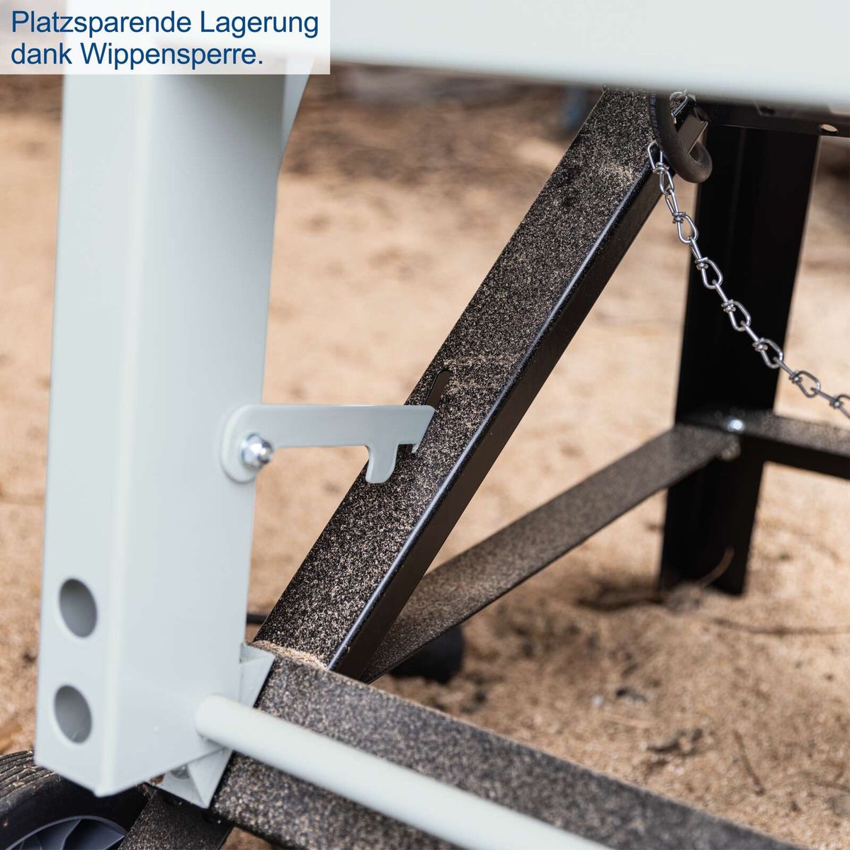 Die Wippsäge HS 520 von Scheppach bietet platzsparende Lagerung dank Wippensperre.