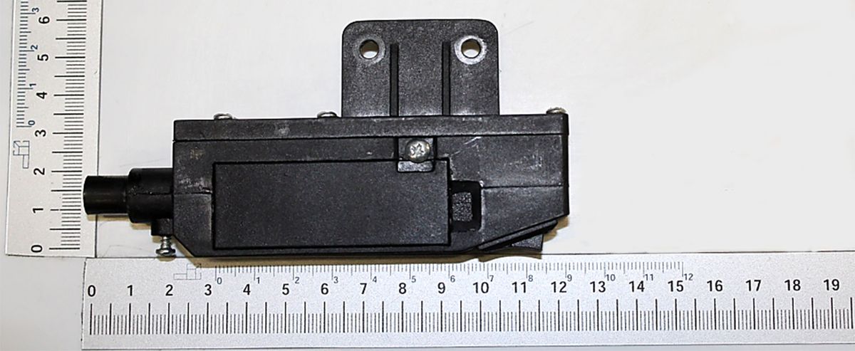 Scheppach Laser kpl. mit Messskala im Hintergrund. Die Ansicht zeigt die Vorderseite des Lasers.