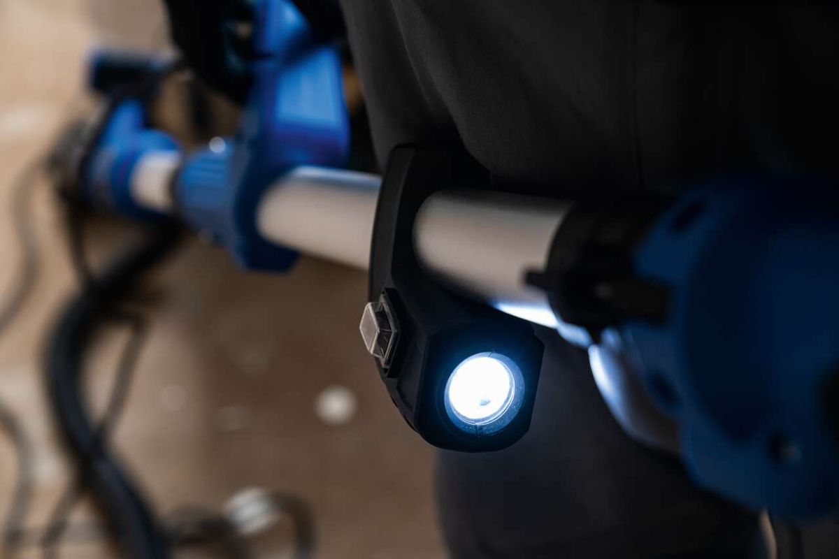 Wand-Deckenschleifer DS920X von Scheppach, Detailansicht der LED-Beleuchtung. Die Kamera zeigt auf die Unterseite des Geräts.