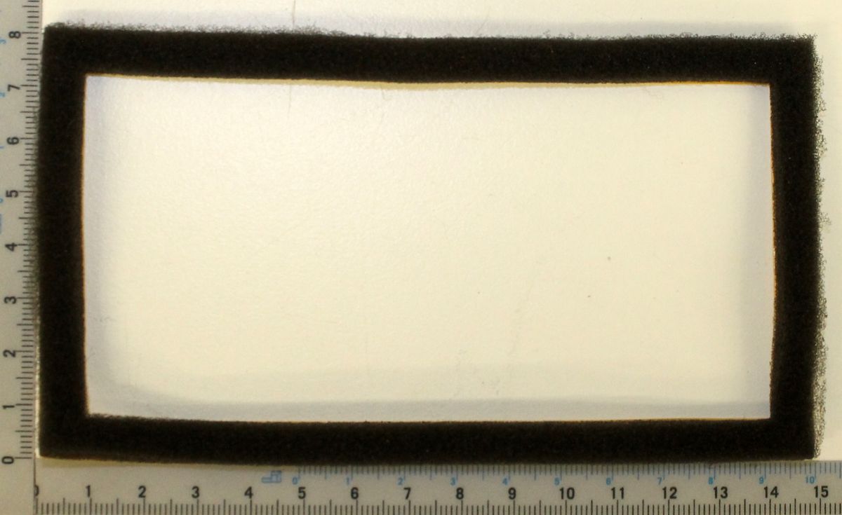 Ein Messschieber mit einer Skala von 0 bis 15 cm. Der Messschieber ist weiß mit einem schwarzen Rahmen. Die Skala ist in Millimetern unterteilt.